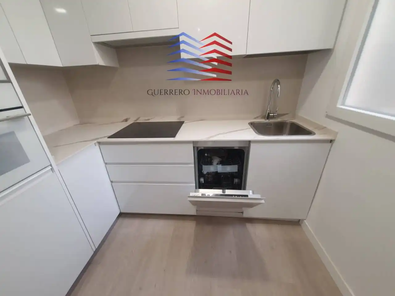 Cuina de Apartament de lloguer en Madrid amb Aire condicionat, Calefacció i Alarma