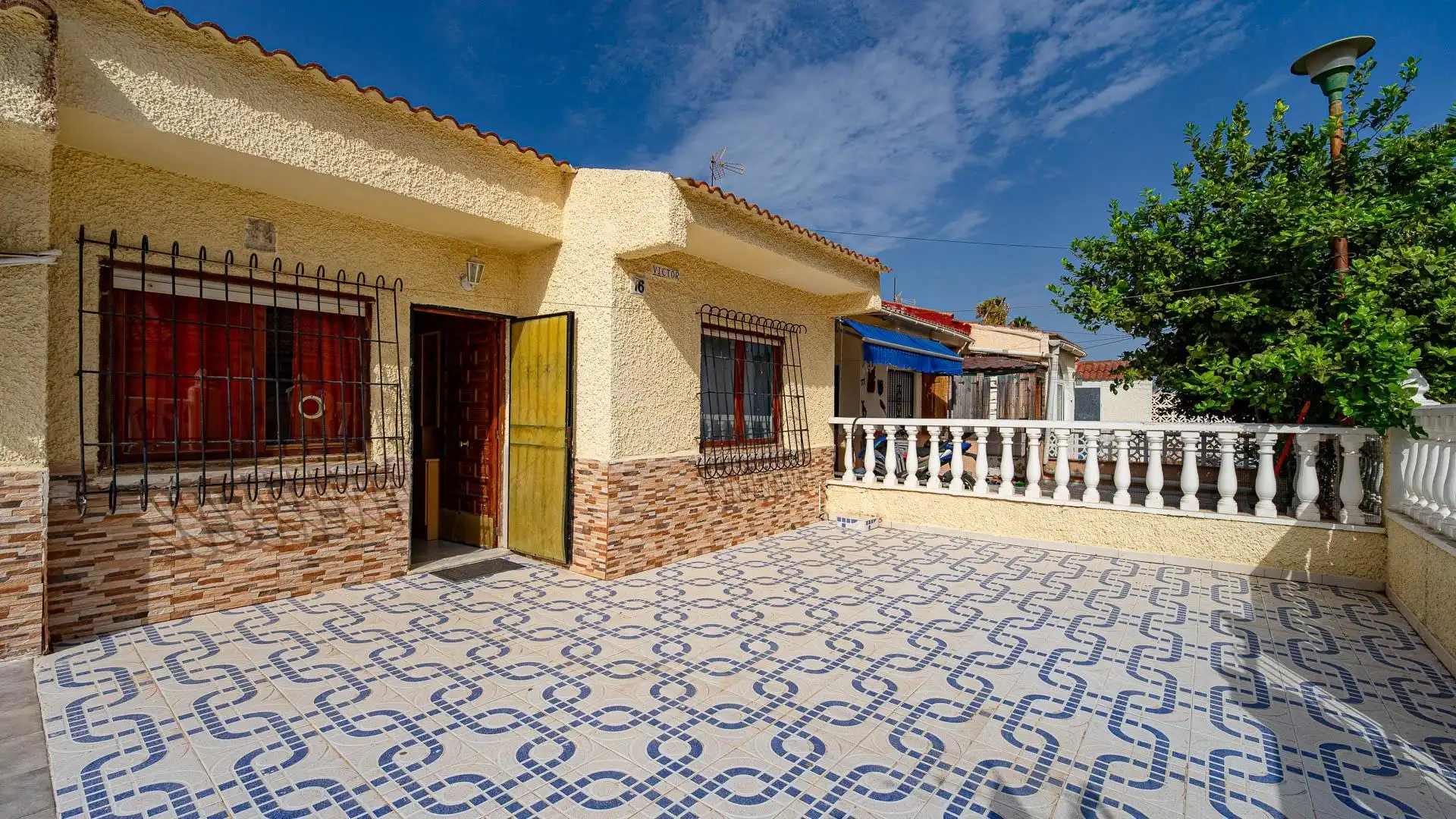 Vista exterior de Casa o xalet en venda en Torrevieja amb Jardí privat
