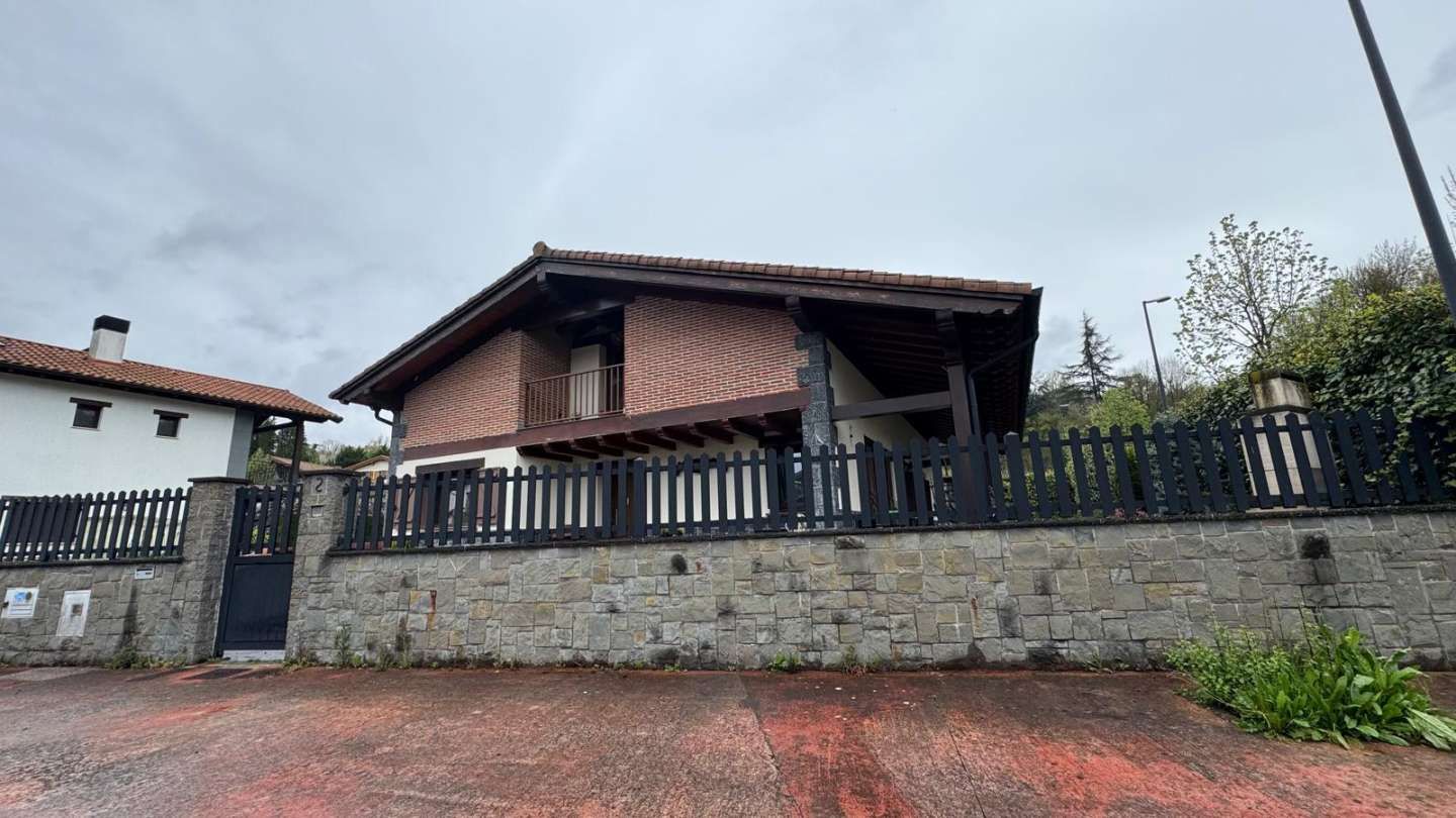 Vista exterior de Casa o xalet en venda en Lekunberri amb Calefacció, Jardí privat i Traster