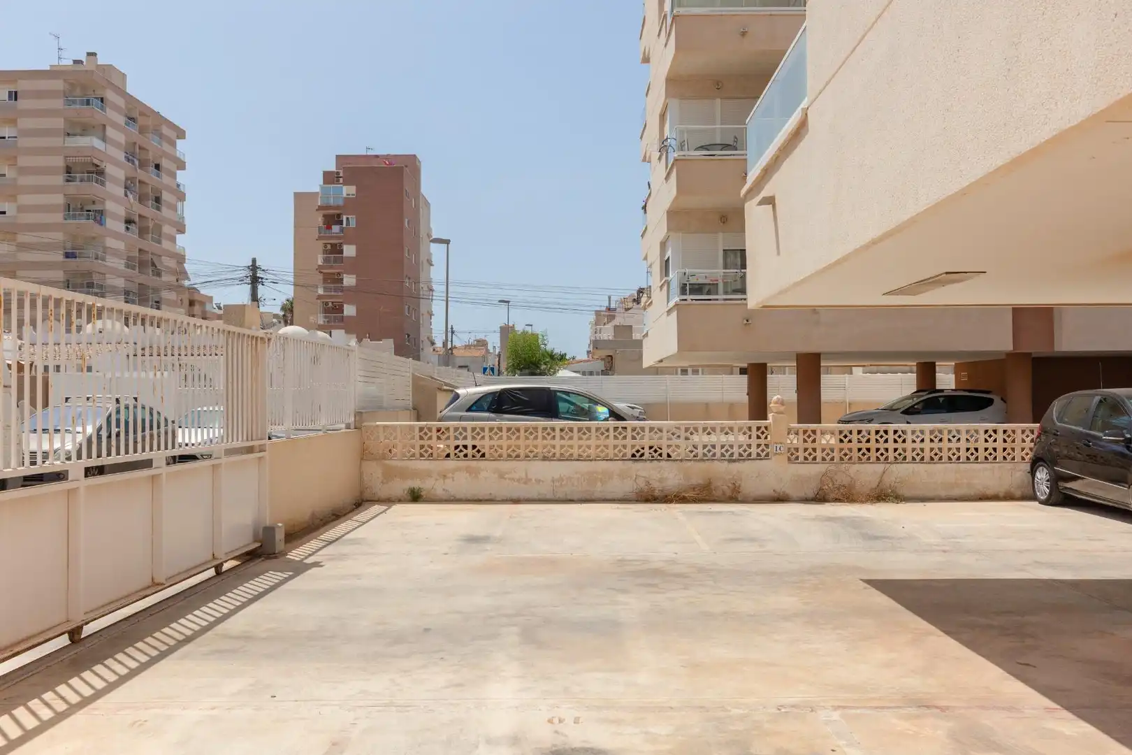 Parking de Apartamento en venta en Torrevieja con Piscina, Amueblado y Microondas