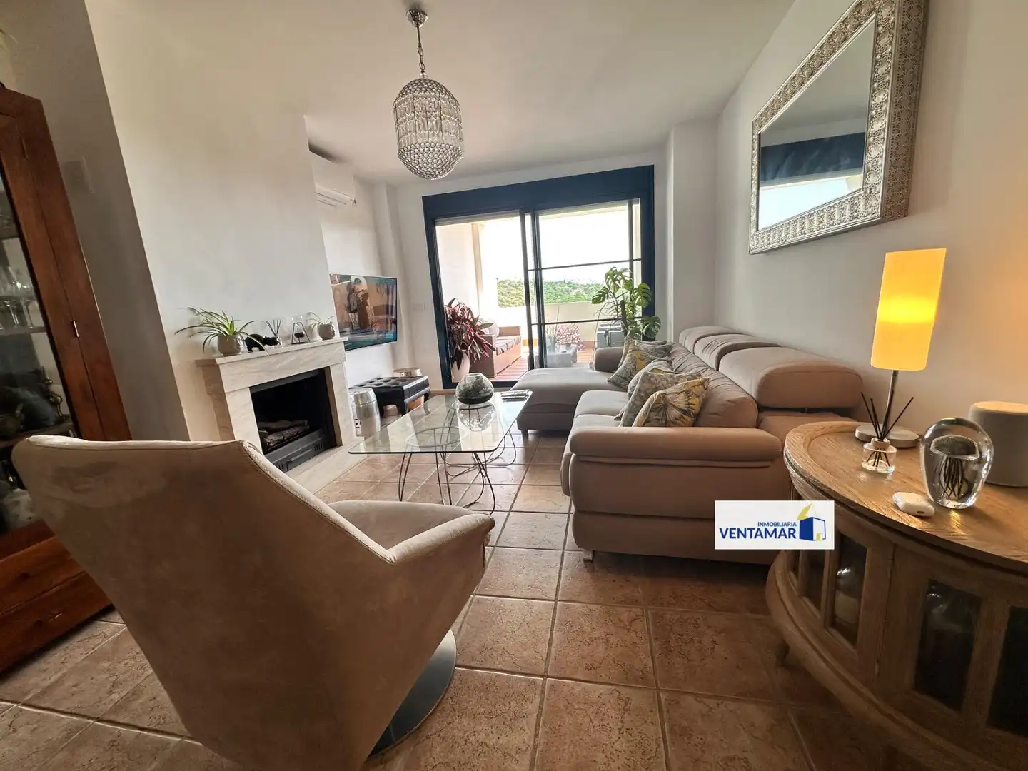 Wohnzimmer von Erdgeschoss zum Verkauf in La Alcaidesa mit Klimaanlage, Heizung und Privatgarten