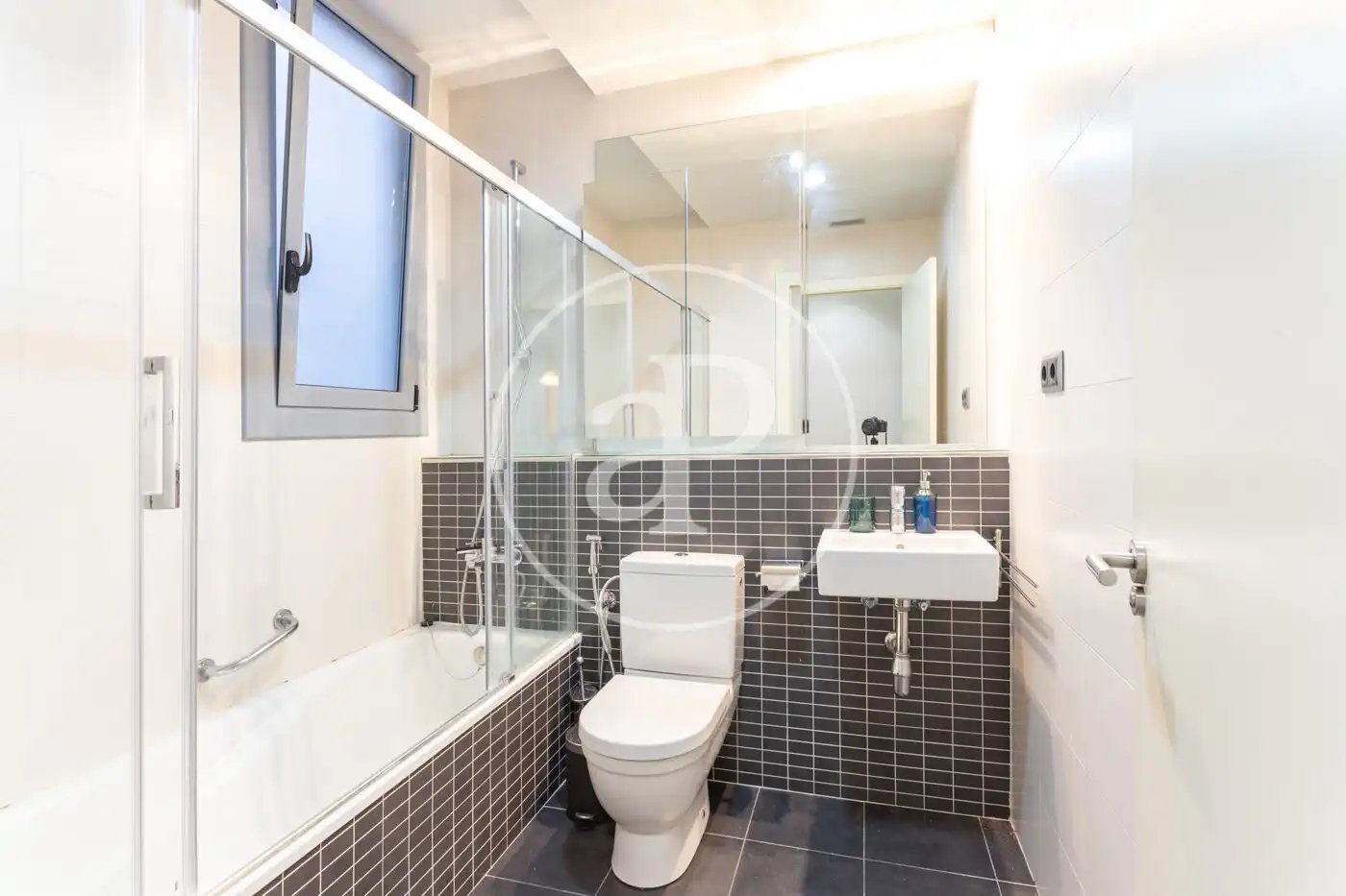 Baño de Piso de alquiler en Barcelona con Aire acondicionado, Calefacción y Amueblado