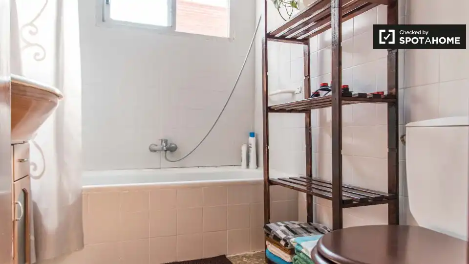 Bathroom of Flat for rent in Valencia  with Air Conditioner, Heating and Furnished