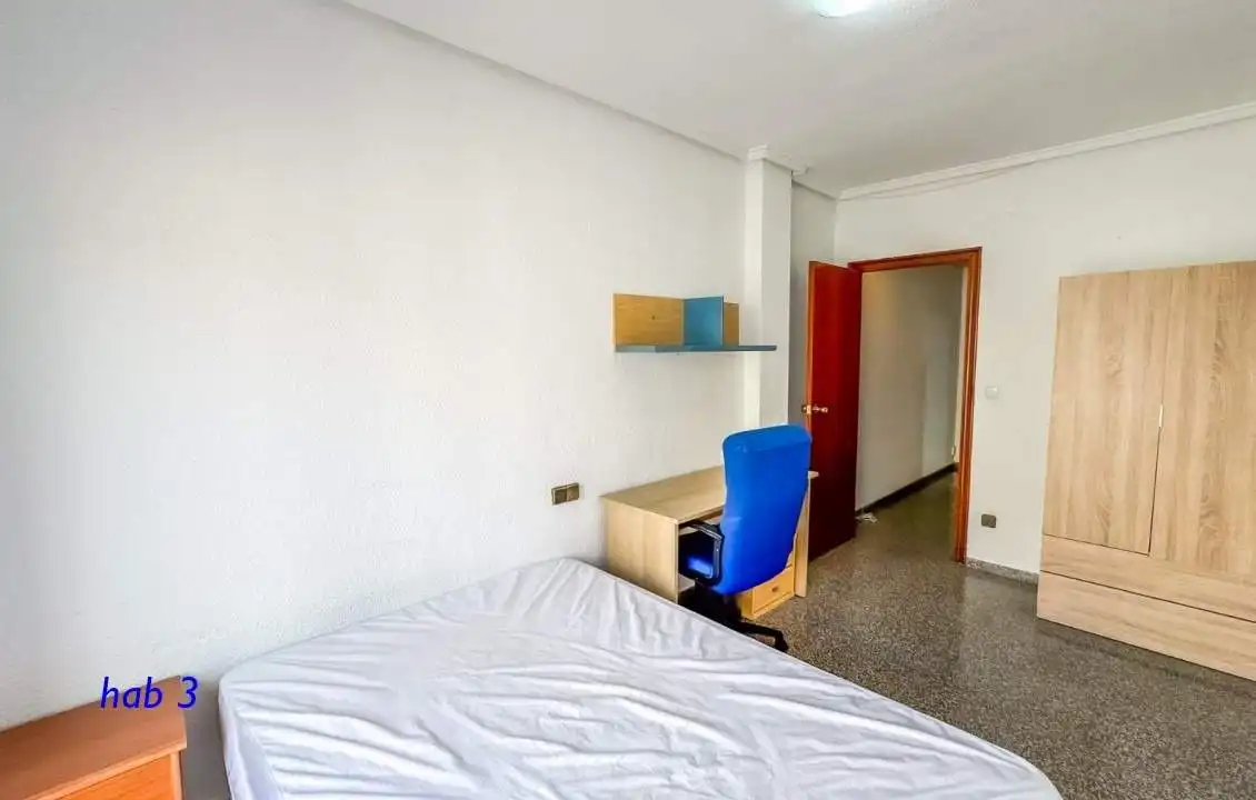Bedroom of Flat for share in Elche / Elx