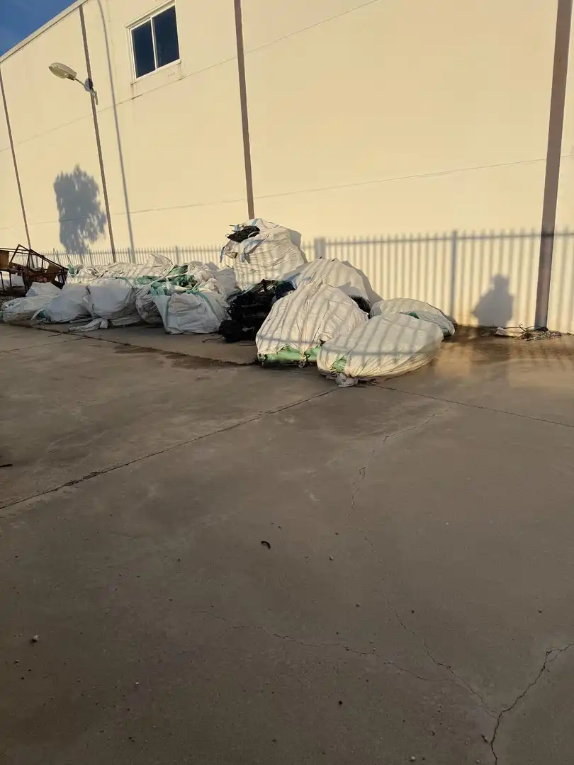 Parkplatz von Fabrikhallen zum Verkauf in Camarena