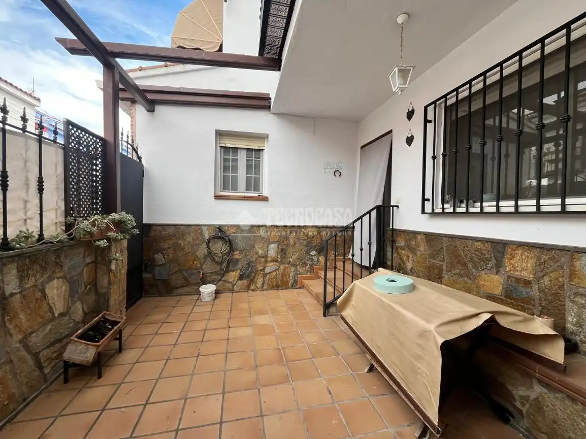 Vista exterior de Casa adosada en venta en Las Herencias con Calefacción, Piscina y Amueblado