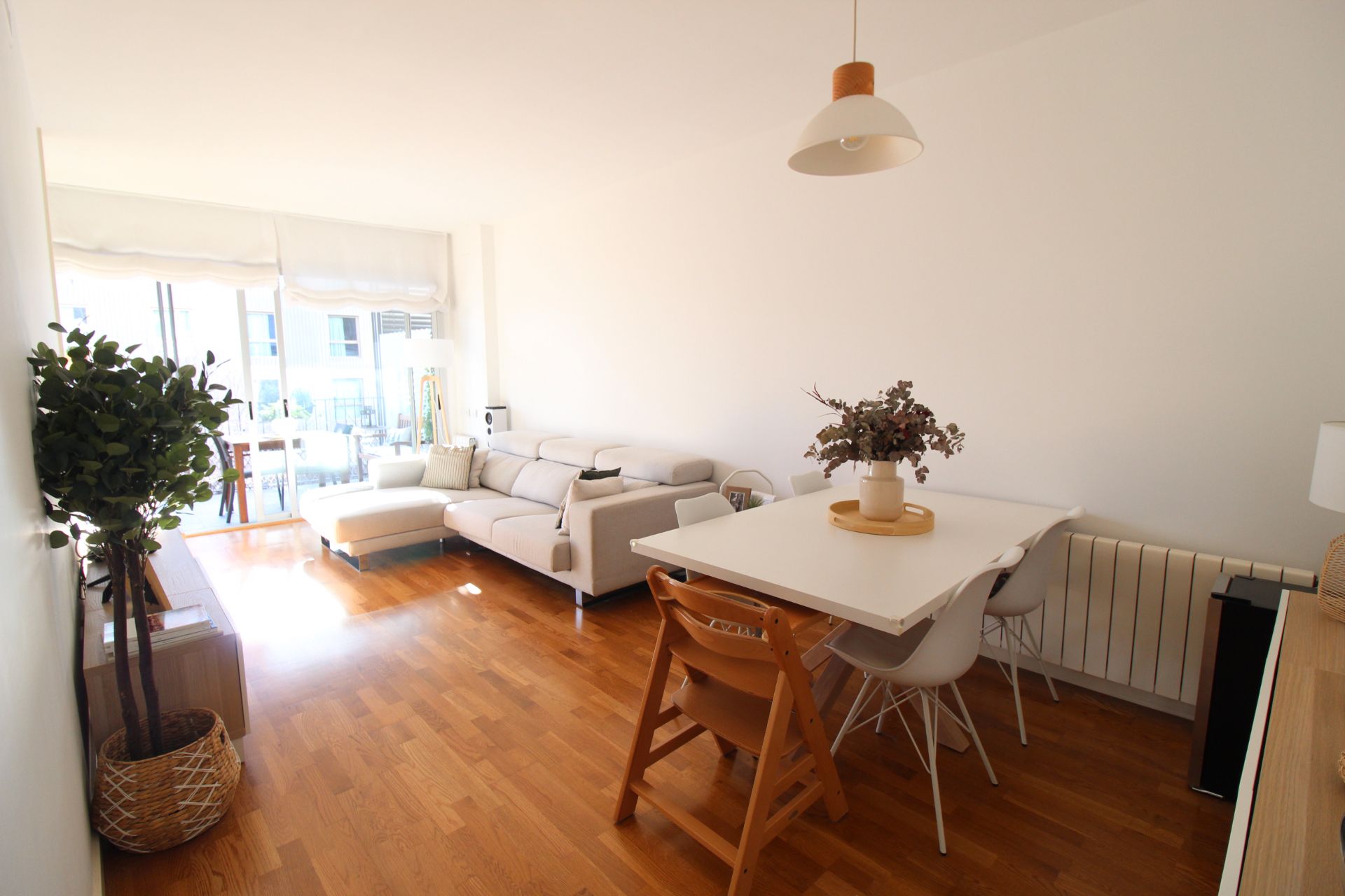 Sala d'estar de Pis en venda en Sant Feliu de Llobregat amb Aire condicionat, Calefacció i Jardí privat