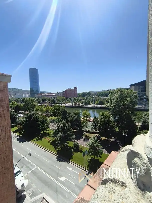 Vista exterior de Pis de lloguer en Bilbao  amb Calefacció, Terrassa i Traster