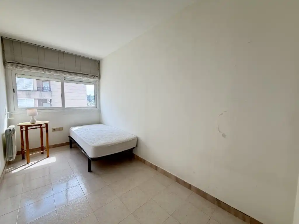 Schlafzimmer von Wohnung zur Miete in Girona mit Klimaanlage, Ofen und Balkon