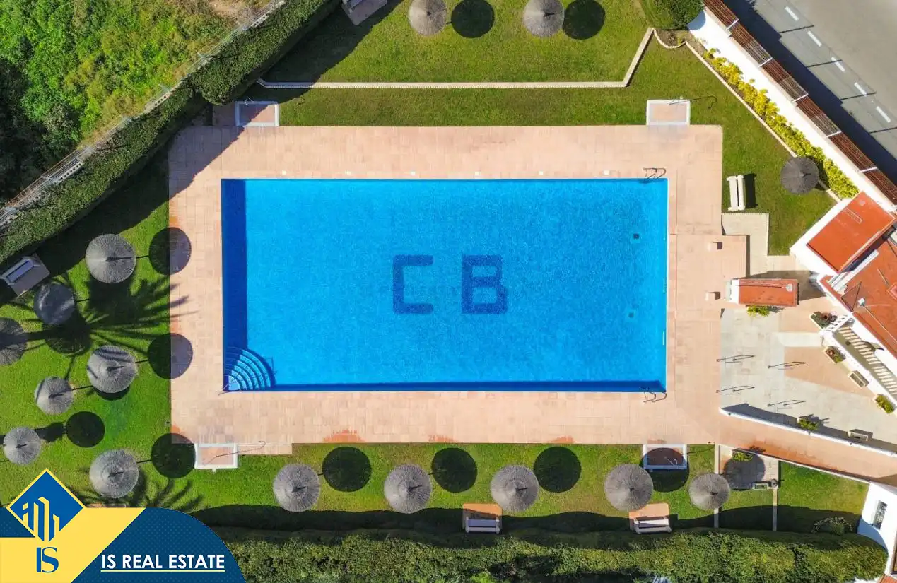 Schwimmbecken von Einfamilien-Reihenhaus zum Verkauf in Torrevieja mit Klimaanlage, Heizung und Privatgarten