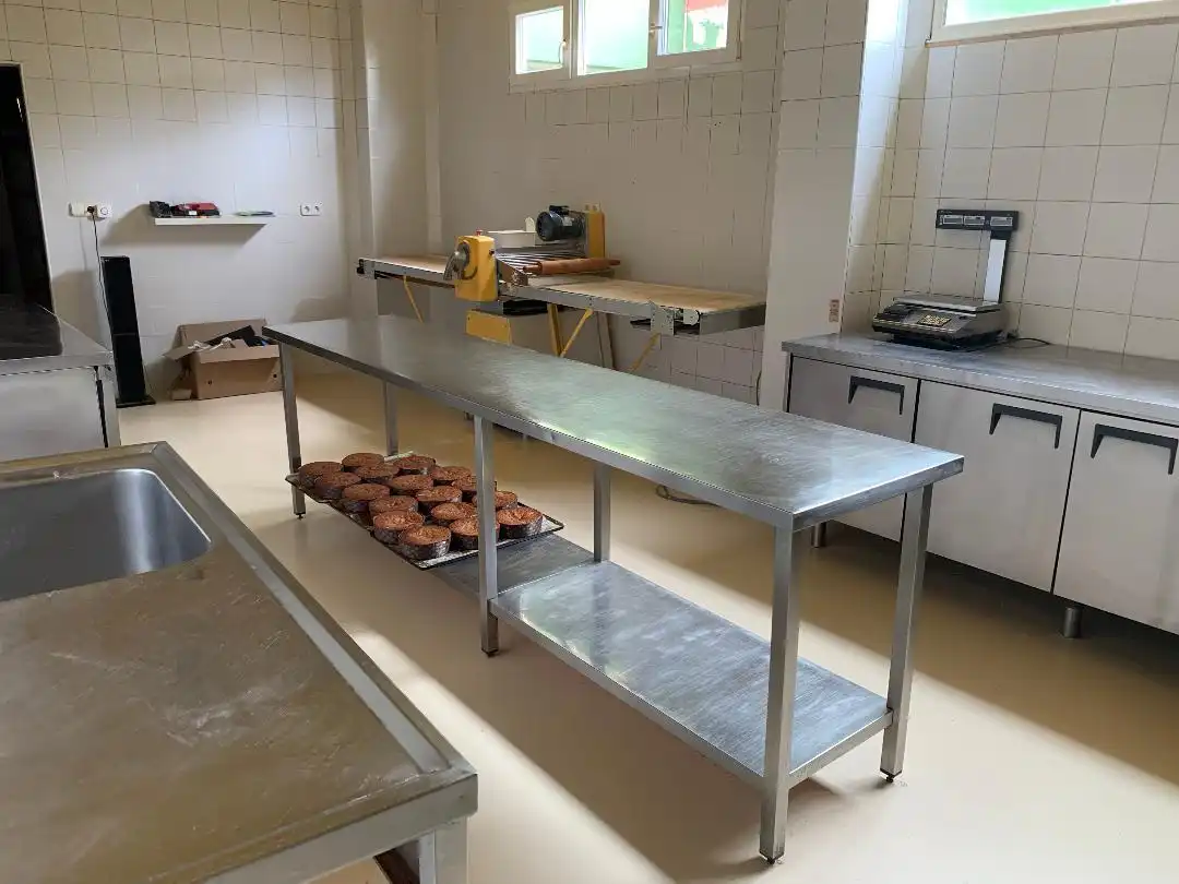 Cuina de Local en venda en Corvera de Toranzo amb Calefacció, Terrassa i Moblat