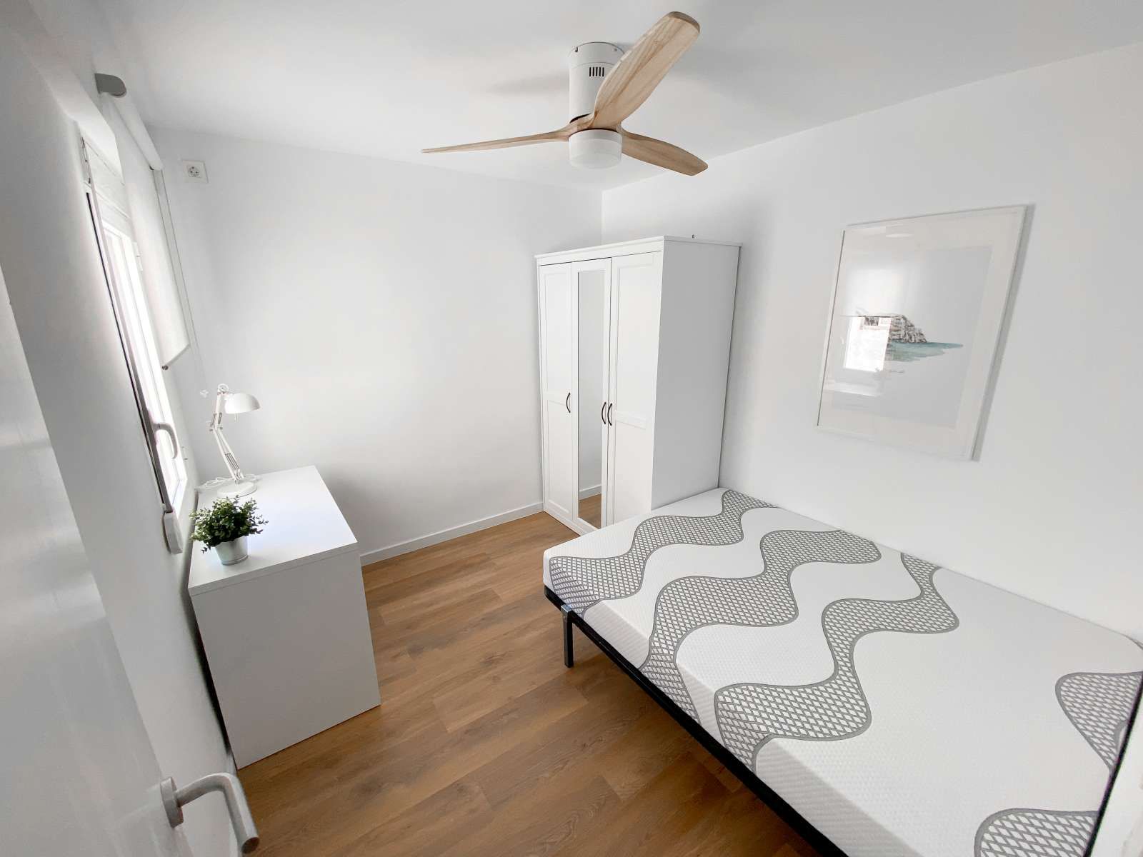 Bedroom of Flat to share in  Valencia Capital  with Air Conditioner, Heating and Terrace