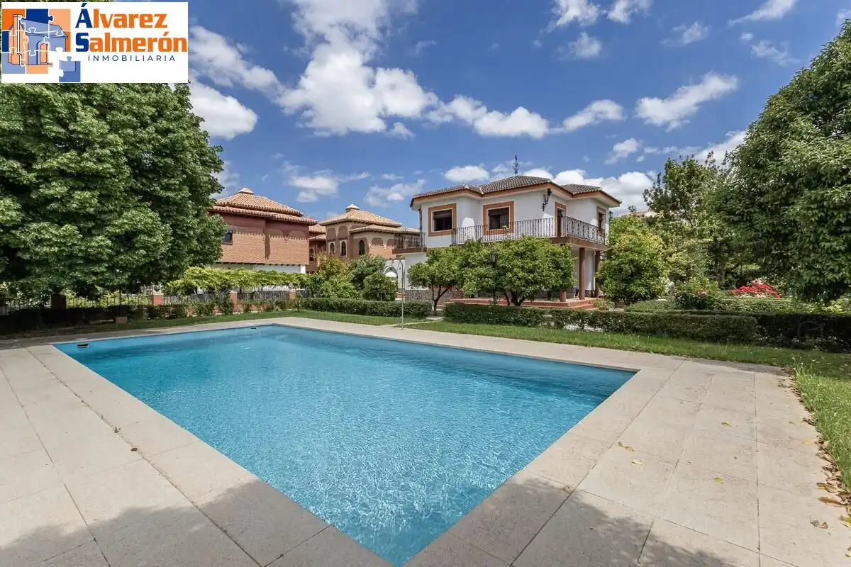 Piscina de Casa o chalet en venta en Huétor Vega con Aire acondicionado, Calefacción y Jardín privado