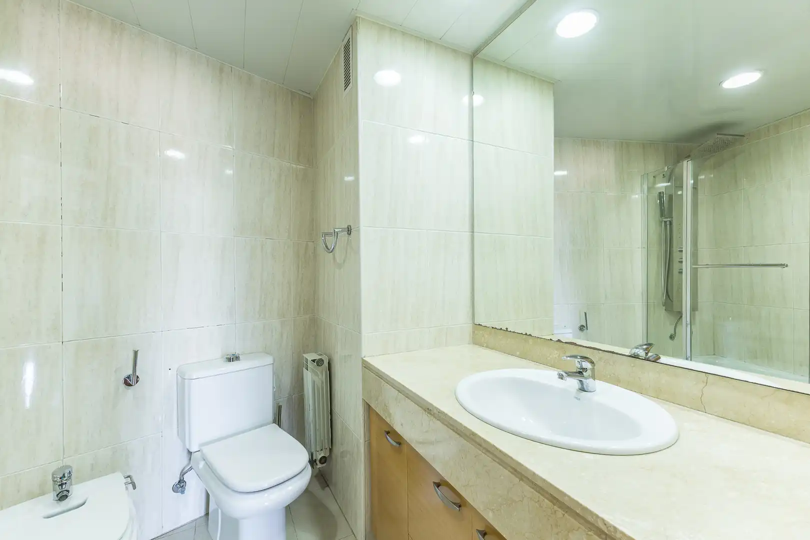 Badezimmer von Wohnung zum Verkauf in Barcelona mit Klimaanlage, Heizung und Terrasse