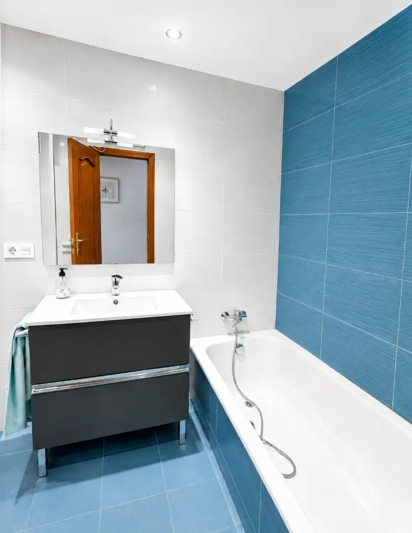Bathroom of Flat for rent in Valencia  with Air Conditioner, Furnished and Oven
