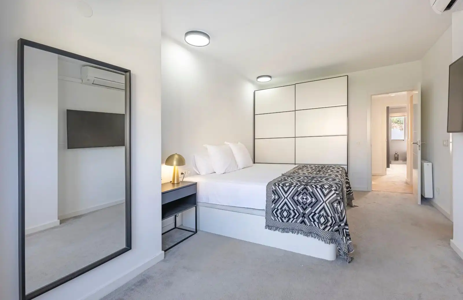 Habitación de Casa adosada de alquiler en Marbella con Aire acondicionado, Jardín privado y Trastero