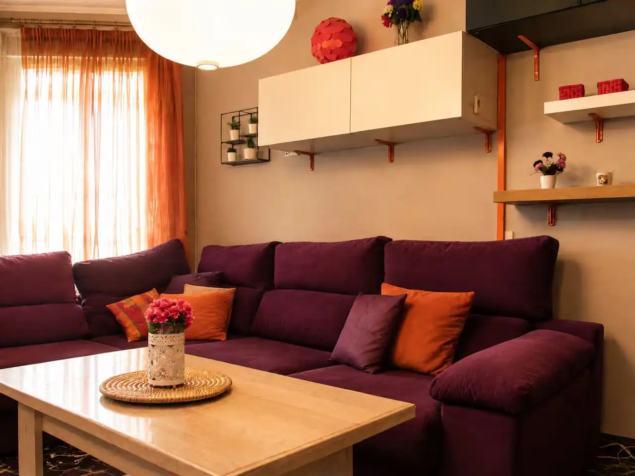 Sala d'estar de Àtic de lloguer en Fuengirola amb Aire condicionat, Jardí privat i Terrassa