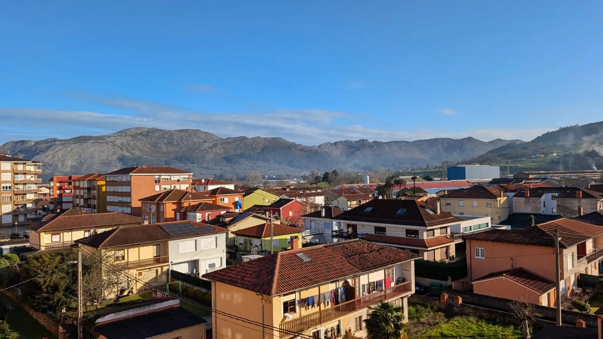 Vista exterior de Piso en venta en Los Corrales de Buelna  con Parquet