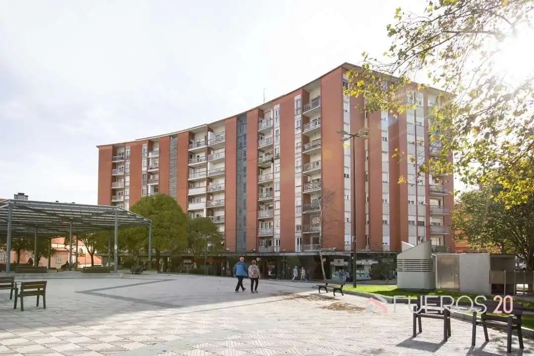 Außenansicht von Wohnung zum Verkauf in Barakaldo  mit Terrasse, Abstellraum und Möbliert