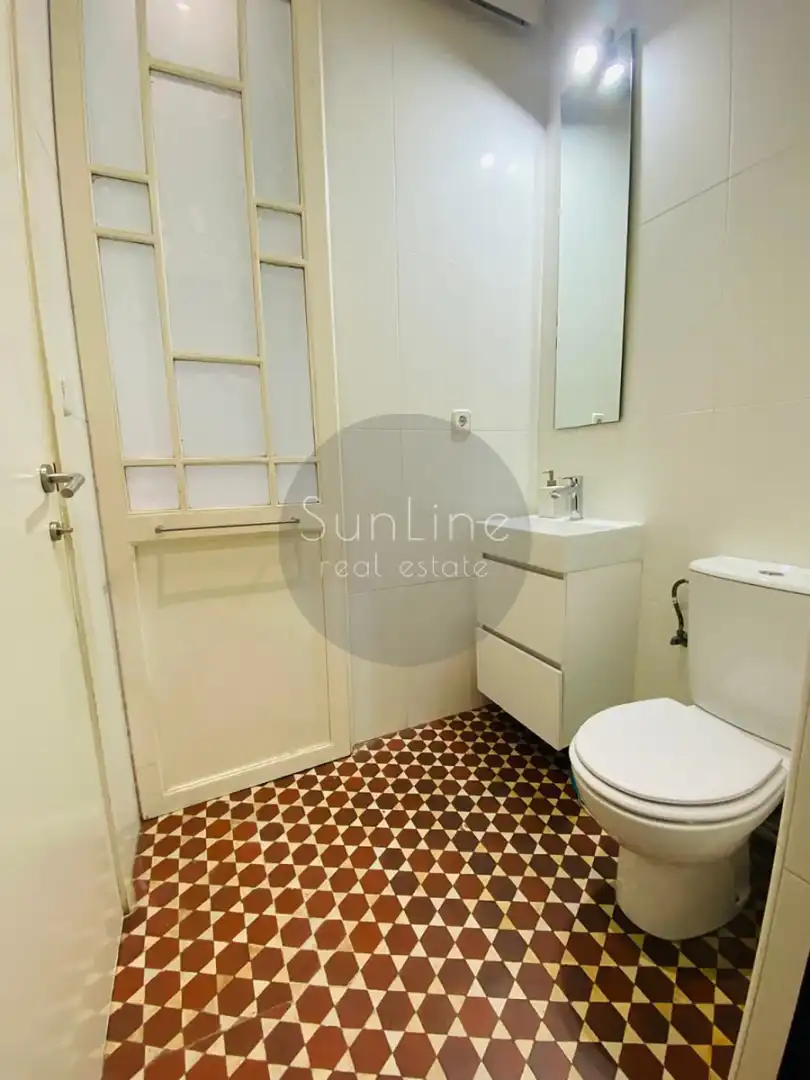 Badezimmer von Wohnung zur Miete in Valencia mit Klimaanlage, Privatgarten und Terrasse