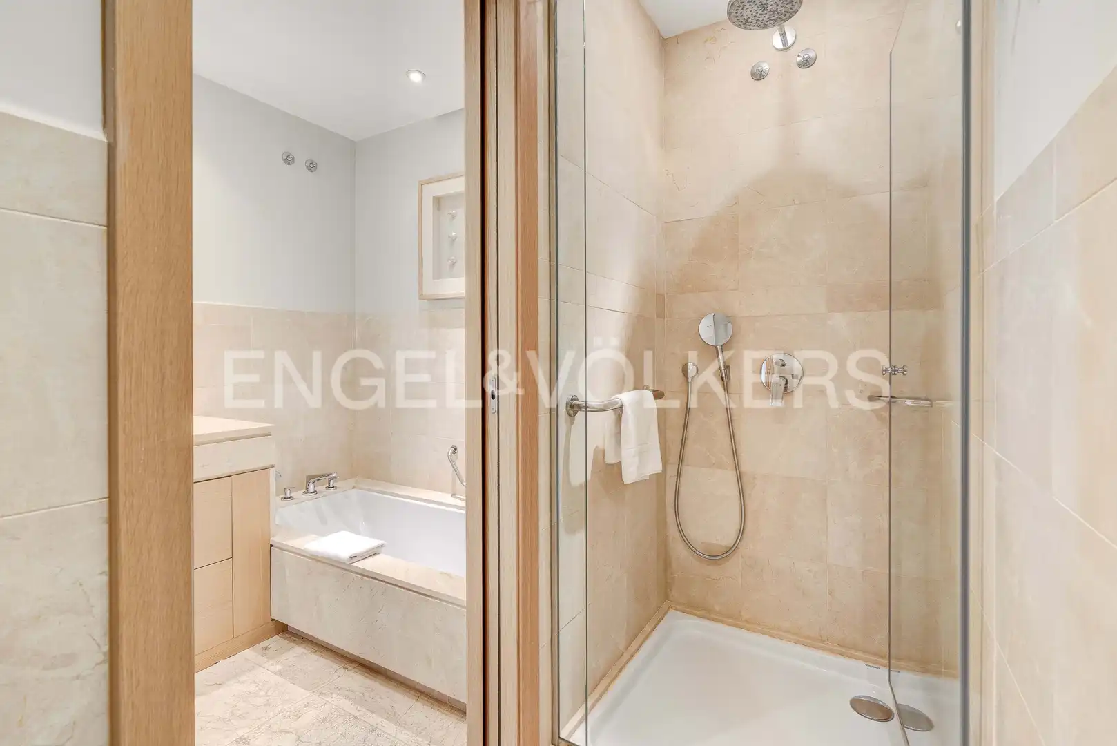 Baño de Piso en venta en Guía de Isora con Aire acondicionado, Terraza y Piscina