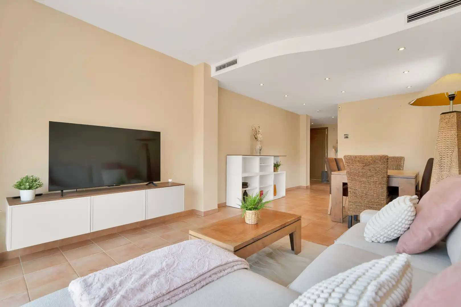 Wohnzimmer von Wohnungen zur Miete in Marbella mit Klimaanlage, Heizung und Privatgarten