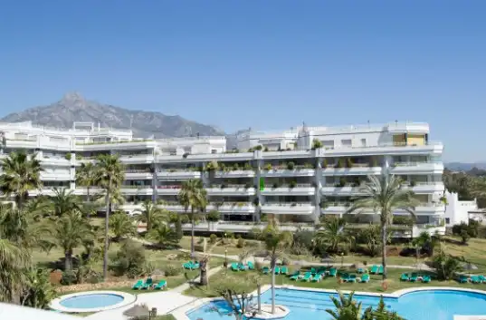 Außenansicht von Gebäude zum Verkauf in Marbella mit Alarm und Gemeinschaftspool