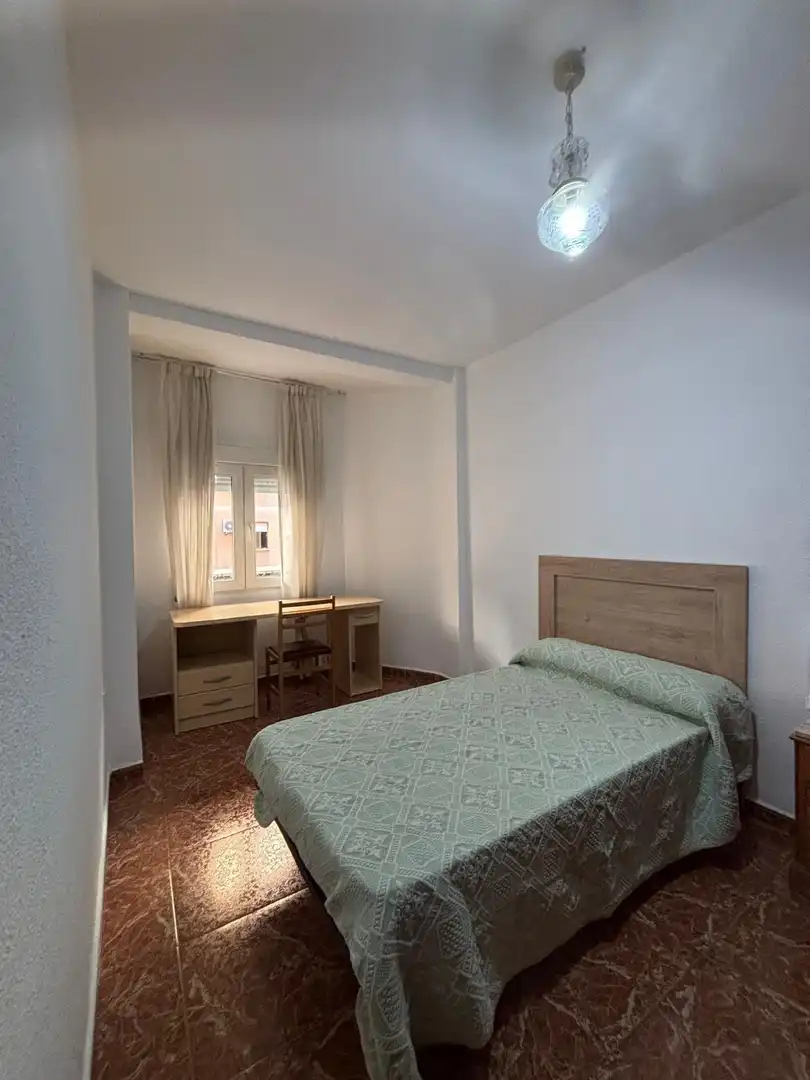 Habitación de Piso de alquiler en Granada con Aire acondicionado y Amueblado