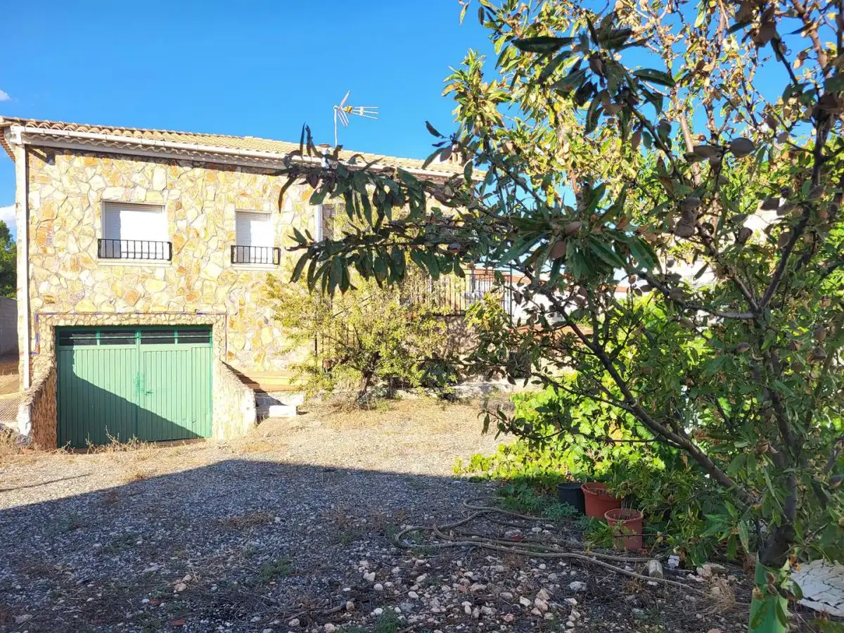 Vista exterior de Casa o xalet en venda en Sisante amb Calefacció, Jardí privat i Terrassa
