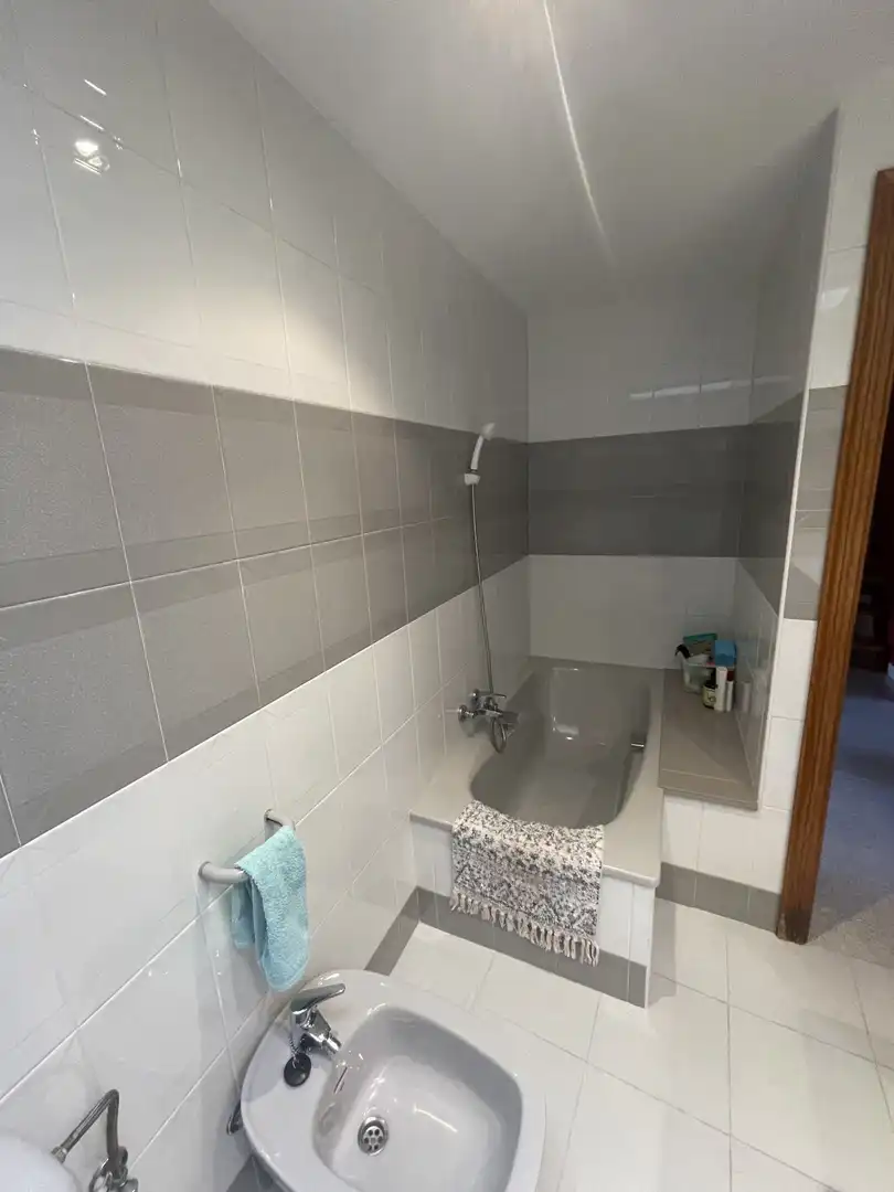 Baño de Casa adosada en venta en Porqueres con Aire acondicionado, Terraza y Balcón