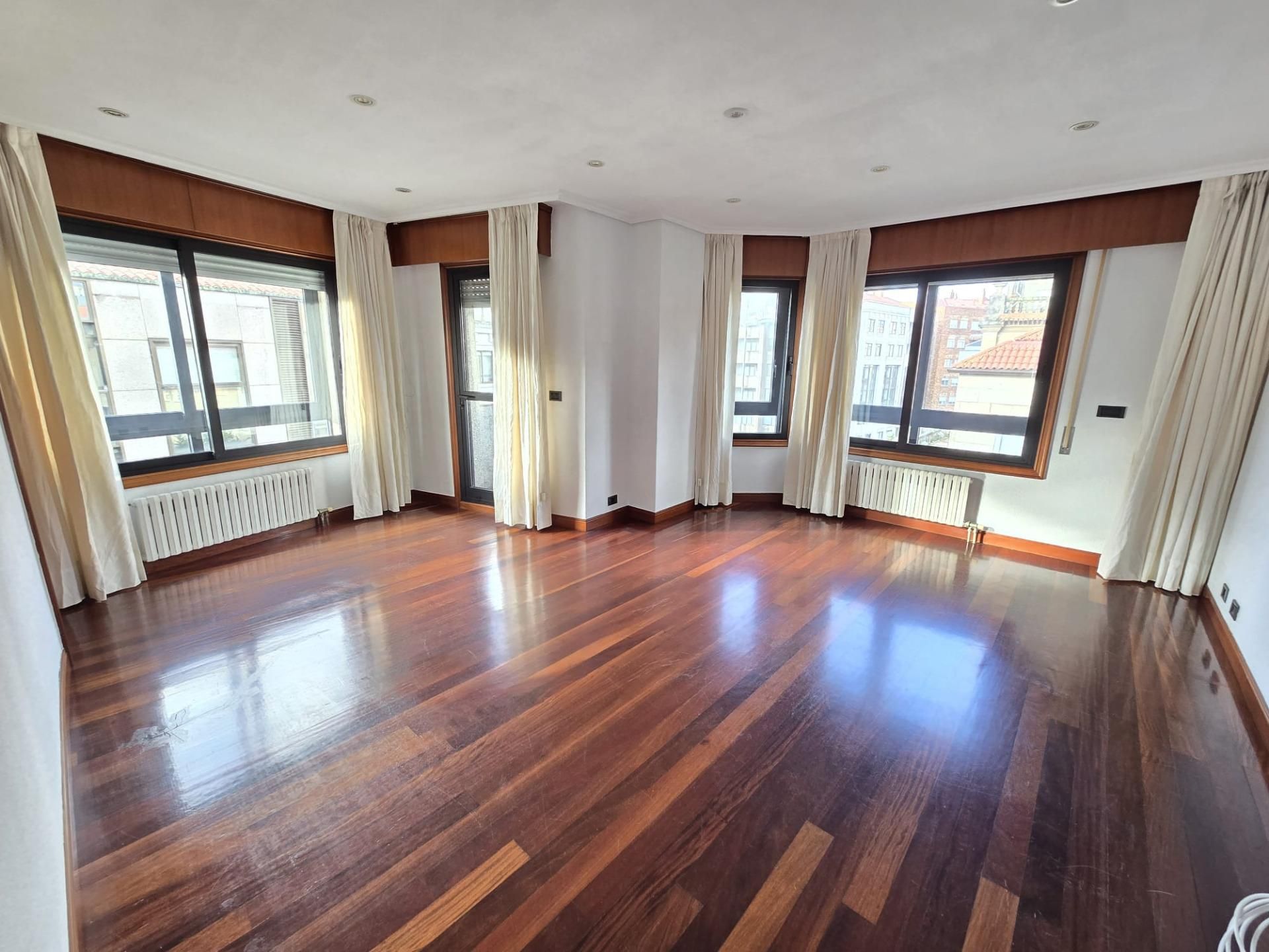 Living room of Apartment to rent in Vigo   with Heating, Parquet flooring and Storage room