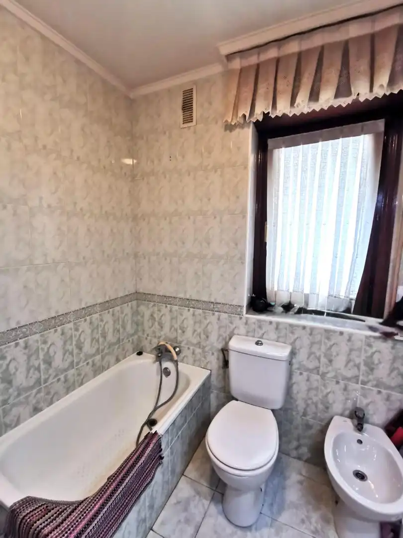 Baño de Casa adosada en venta en Castro-Urdiales con Calefacción, Jardín privado y Amueblado