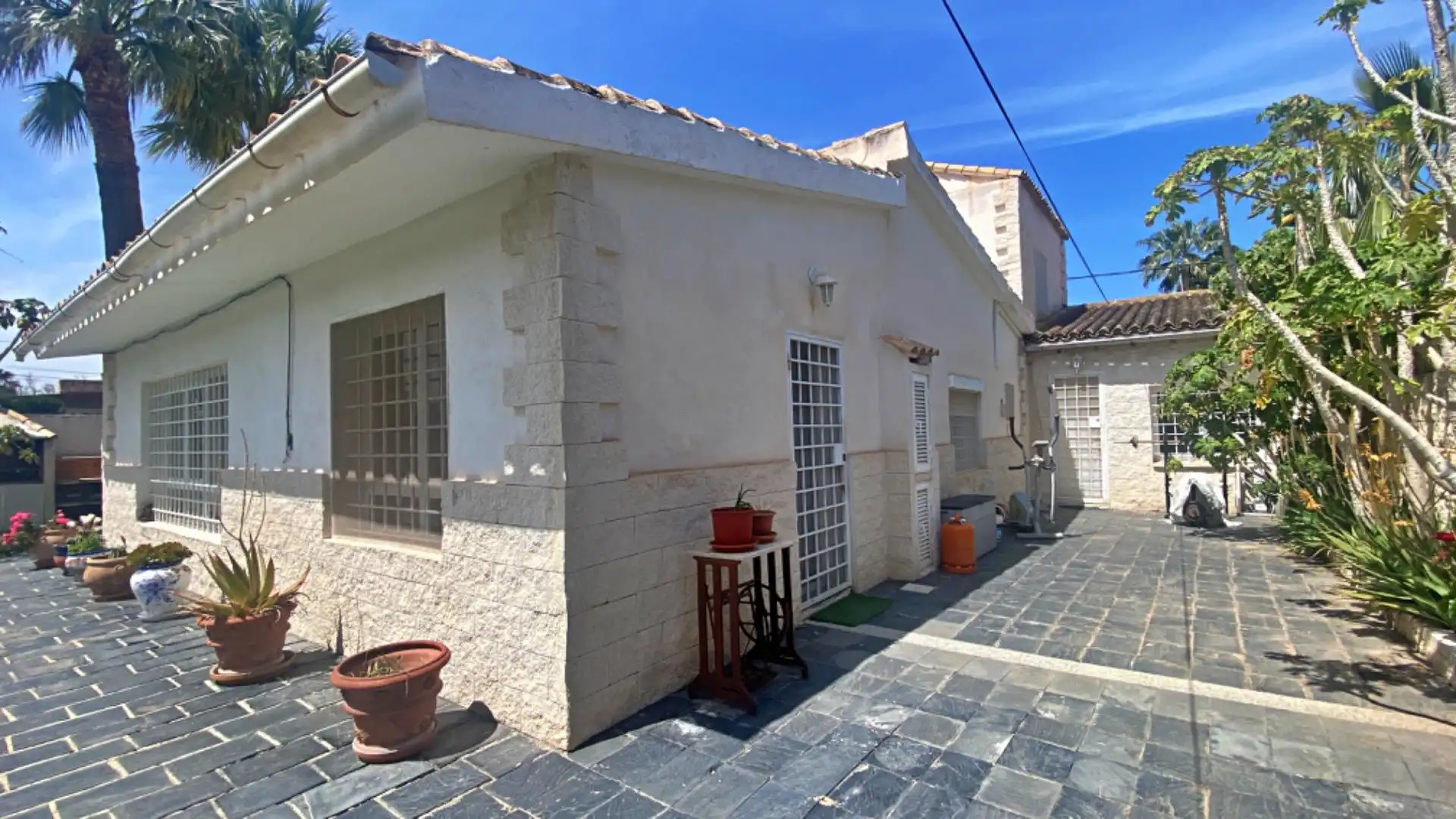 Vista exterior de Casa o xalet en venda en El Campello amb Aire condicionat, Calefacció i Jardí privat