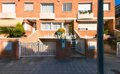 Vista exterior de Casa adosada en venda en Granollers amb Aire condicionat i Terrassa