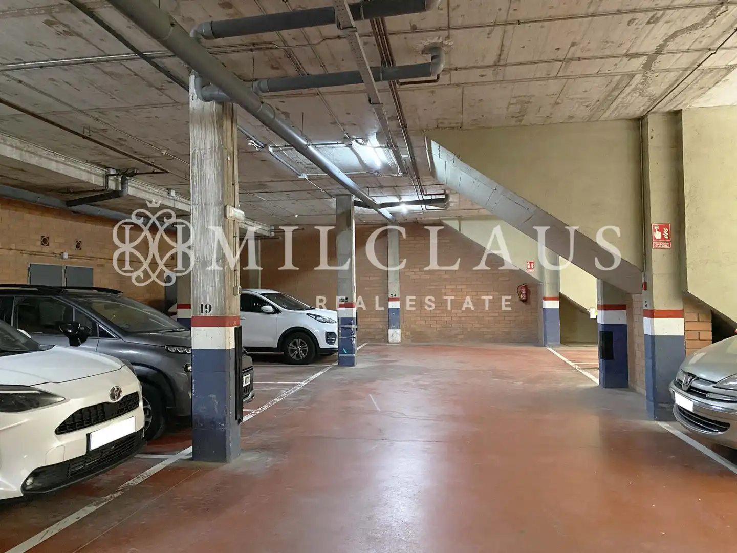 Parkplatz von Einfamilien-Reihenhaus zum Verkauf in L'Hospitalet de Llobregat mit Klimaanlage, Heizung und Parkett