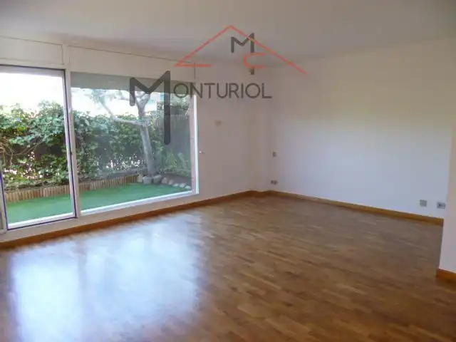 Sala d'estar de Casa adosada en venda en Sant Joan Despí amb Aire condicionat, Calefacció i Jardí privat