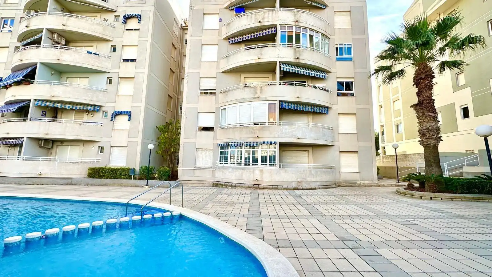 Vista exterior de Apartamento en venta en Torrevieja con Aire acondicionado, Terraza y Amueblado