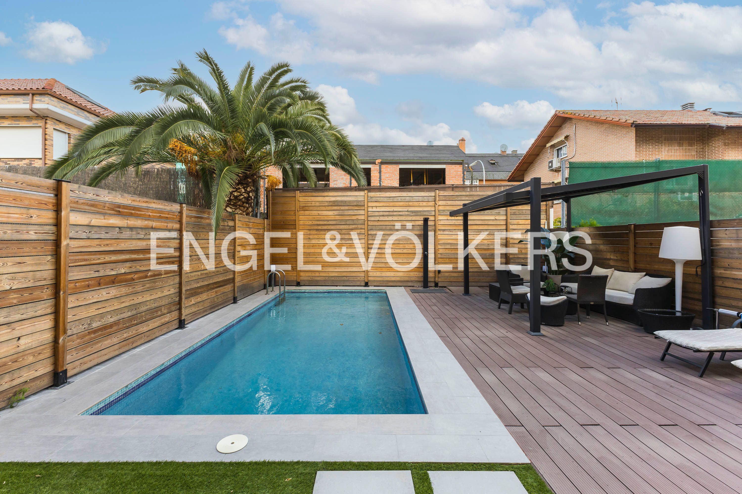 Piscina de Casa o chalet en venta en  Madrid Capital con Aire acondicionado, Calefacción y Jardín privado