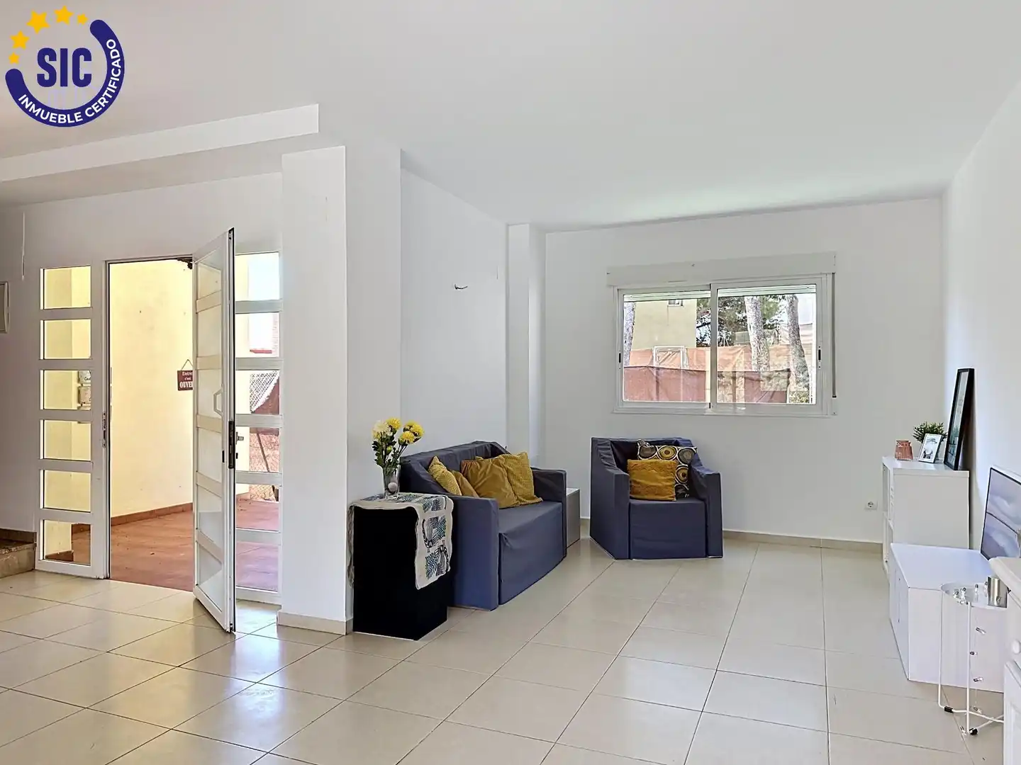 Sala de estar de Casa adosada en venta en Serra con Jardín privado, Terraza y Piscina comunitaria