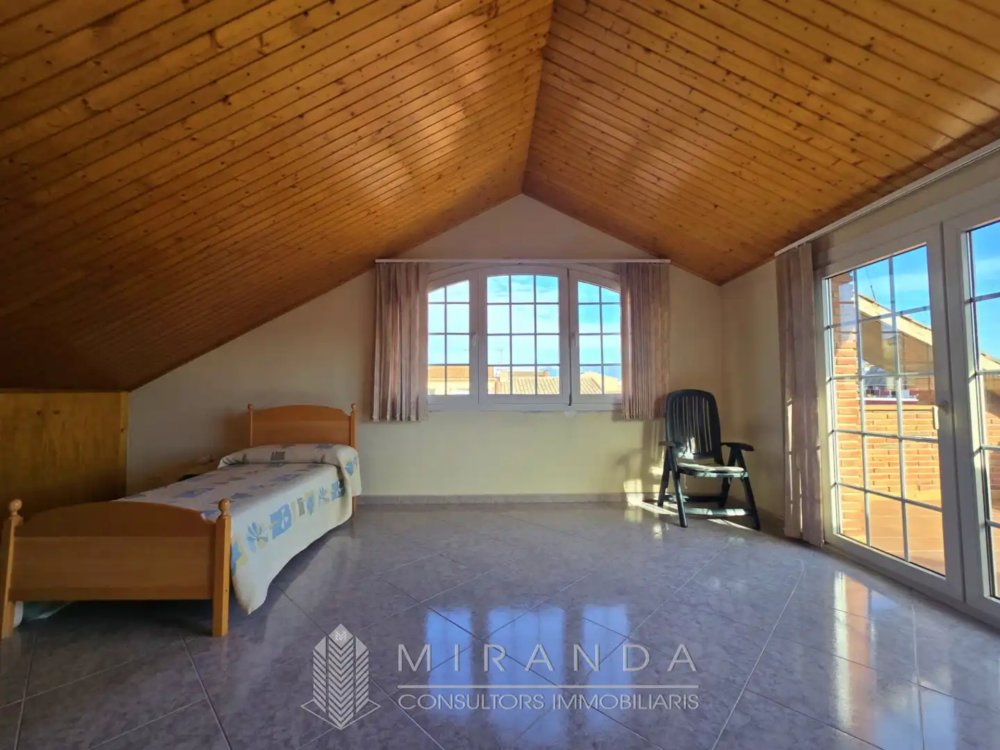 Habitación de Casa adosada en venta en Canovelles con Aire acondicionado, Calefacción y Terraza