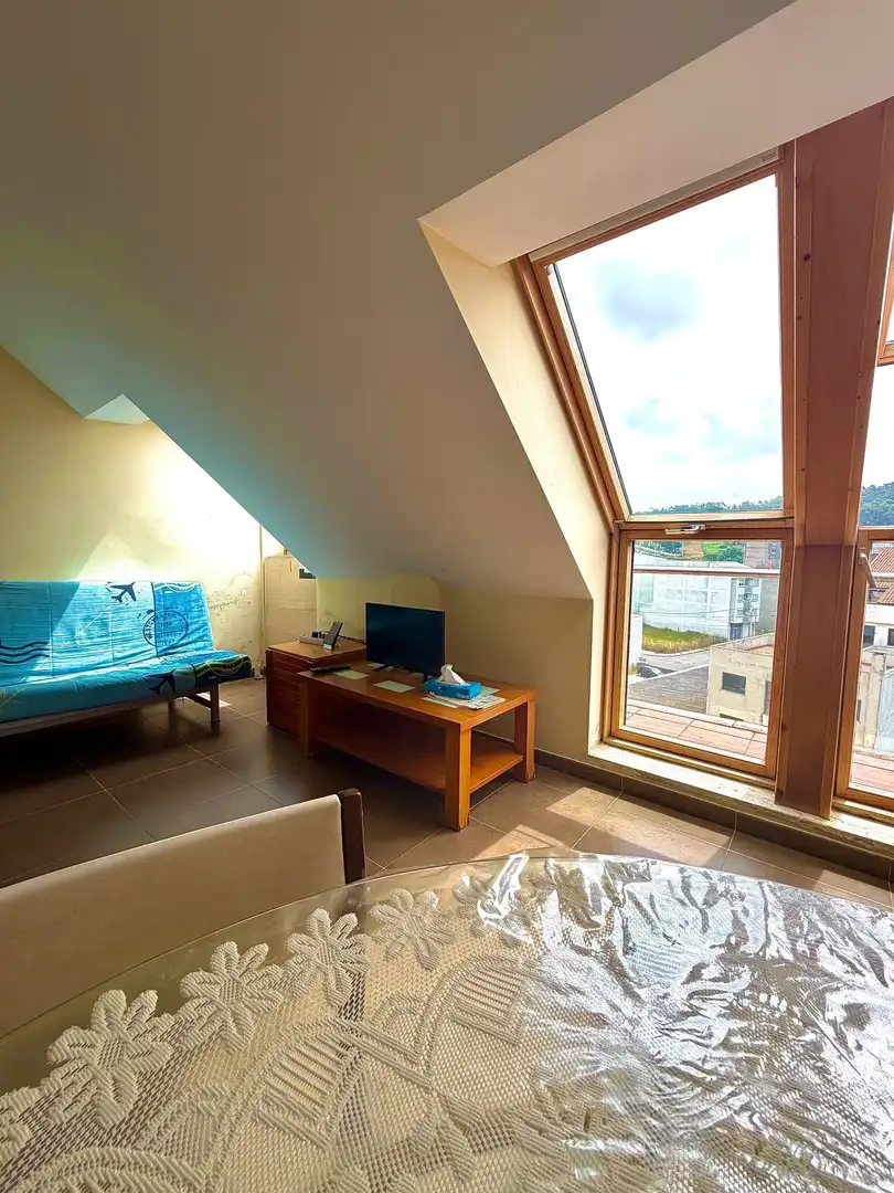 Wohnzimmer von Dachboden zum Verkauf in Malpica de Bergantiños mit Heizung und Terrasse