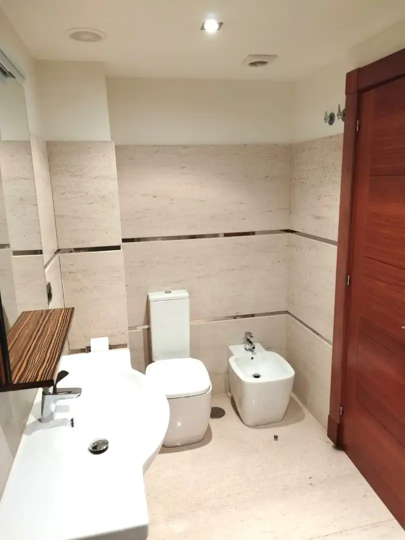 Bathroom of Flat for rent in Vigo   with Parquet flooring
