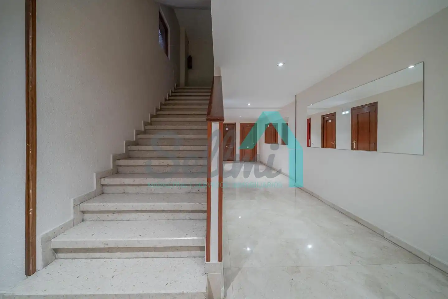 Planta baja de alquiler en Oviedo  con Calefacción, Parquet y Amueblado