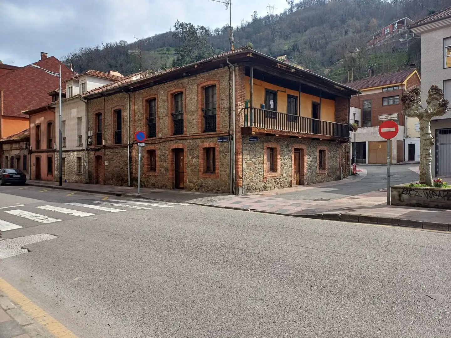 Vista exterior de Casa o xalet en venda en Mieres (Asturias) amb Terrassa i Piscina