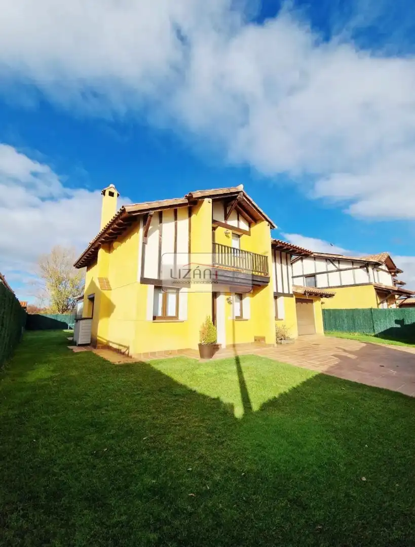 Vista exterior de Casa o chalet en venta en Villaquilambre con Calefacción, Jardín privado y Terraza