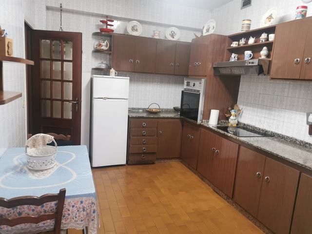 Cuina de Casa o xalet en venda en Santiago de Compostela  amb Jardí privat, Moblat i Balcó