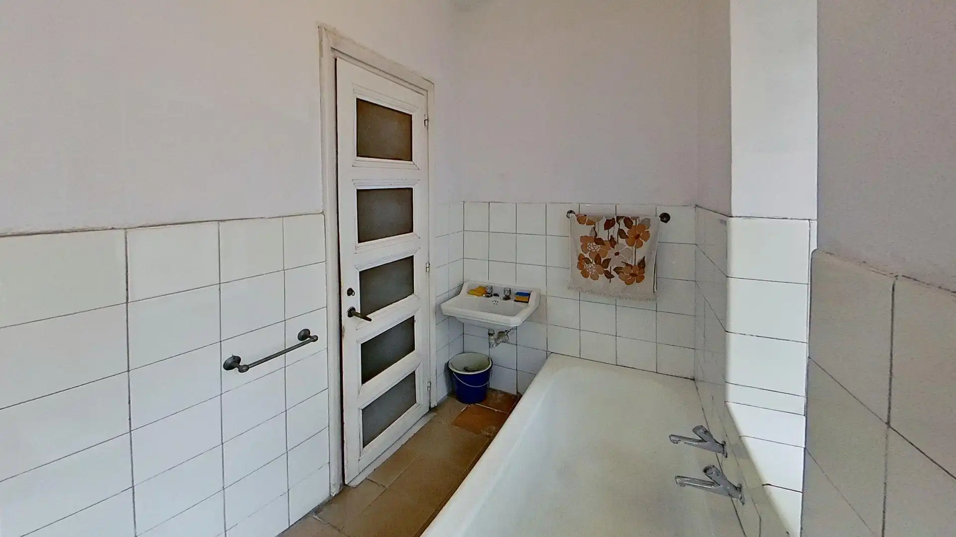 Baño de Piso en venta en Oviedo  con Calefacción