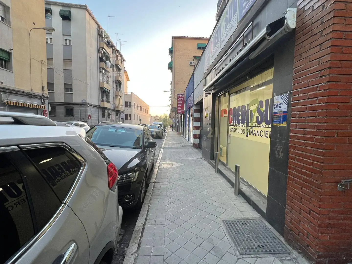 Vista exterior de Local en venda en Granada amb Aire condicionat