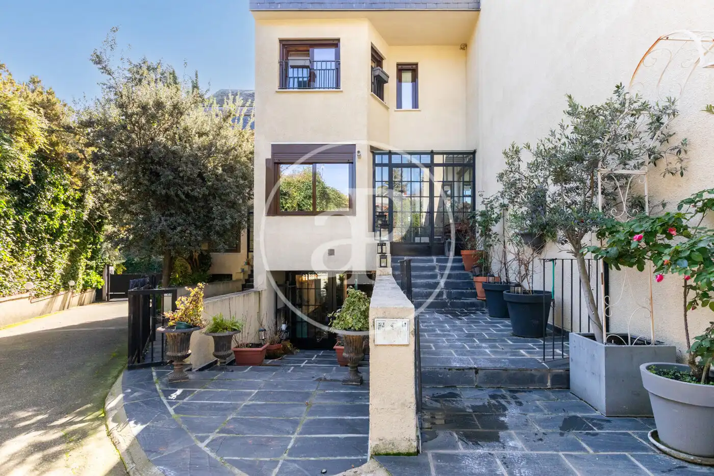 Vista exterior de Casa adosada en venta en La Moraleja con Aire acondicionado, Calefacción y Jardín privado