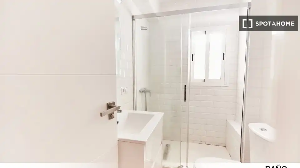 Badezimmer von Wohnung zur untervermieten in Sevilla mit Klimaanlage, Terrasse und Möbliert